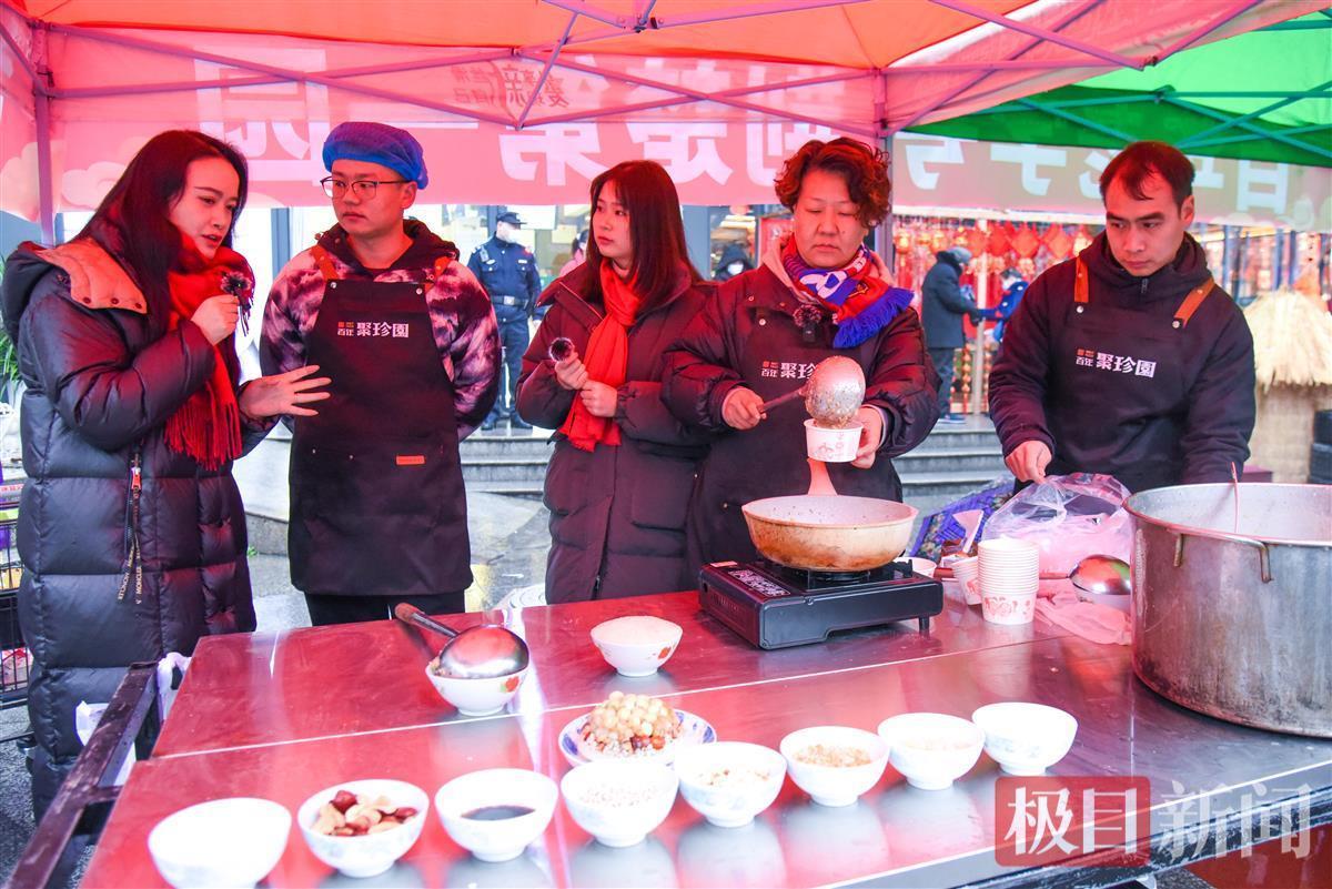 八宝饭、荆州鱼糕、千张扣肉……美食年货大集让古城荆州腊八节“很有味”